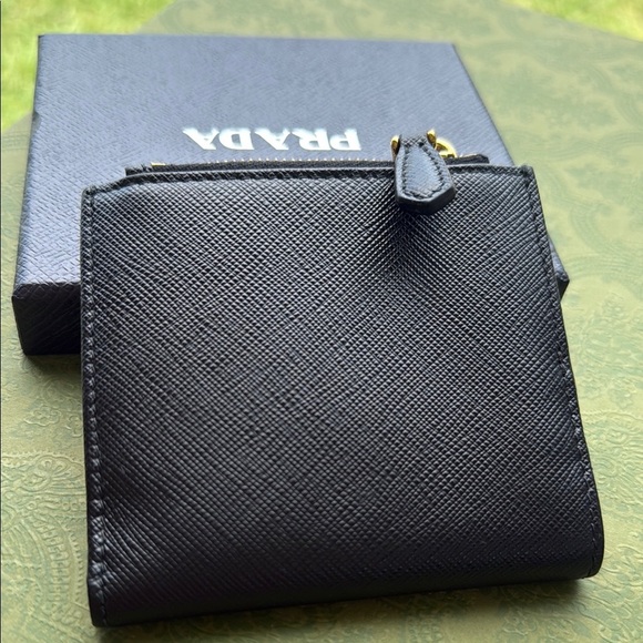 Prada Black and White Gift Box - Picture 4 of 4